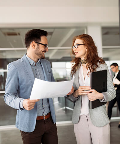 Ventajas para Empresas - Reunión de negocios entre un hombre y una mujer de negocios en oficina Ventajas para Empresas - Reunión de negocios entre un hombre y una mujer de negocios en oficina