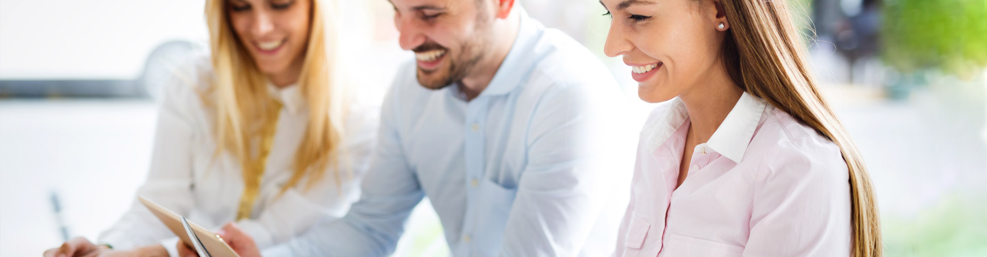 Descuentos Comercial y Anticipo - Equipo de trabajo joven con camisa trabajando juntos en una sala de reuniones con sus portatiles