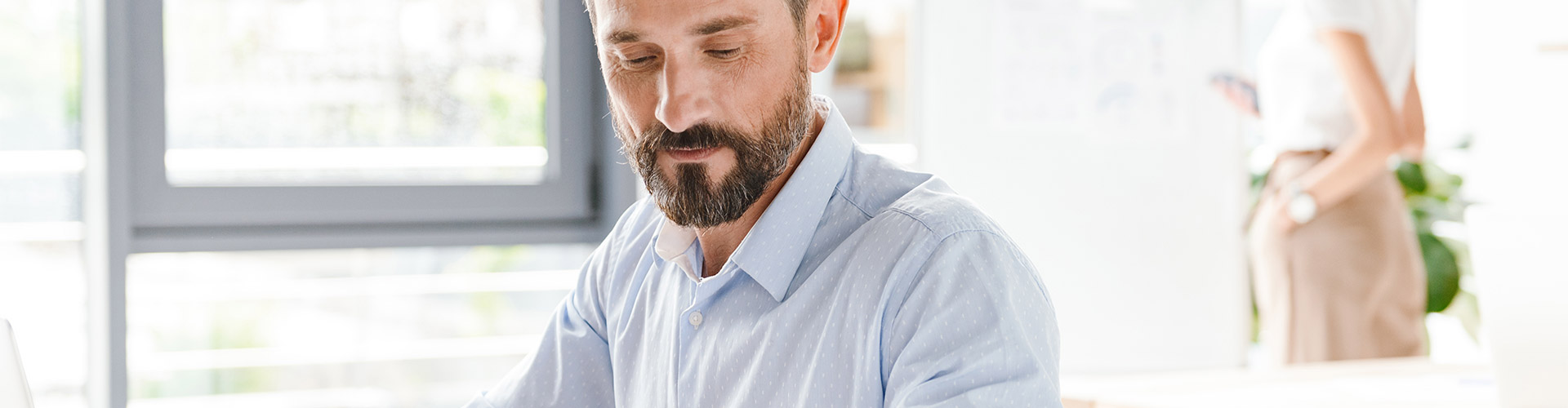 Programa Te lo Mereces Nómina - Un hombre de negocios trabajando con su portátil Programa Te lo Mereces Nómina - Un hombre de negocios trabajando con su portátil