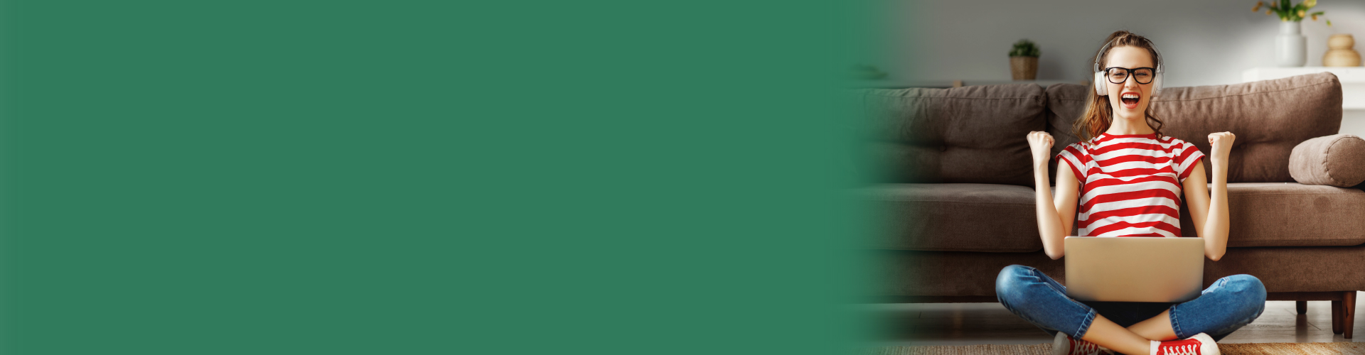 Mujer joven alegre por el cambio de cuenta de Caja Rural Granada