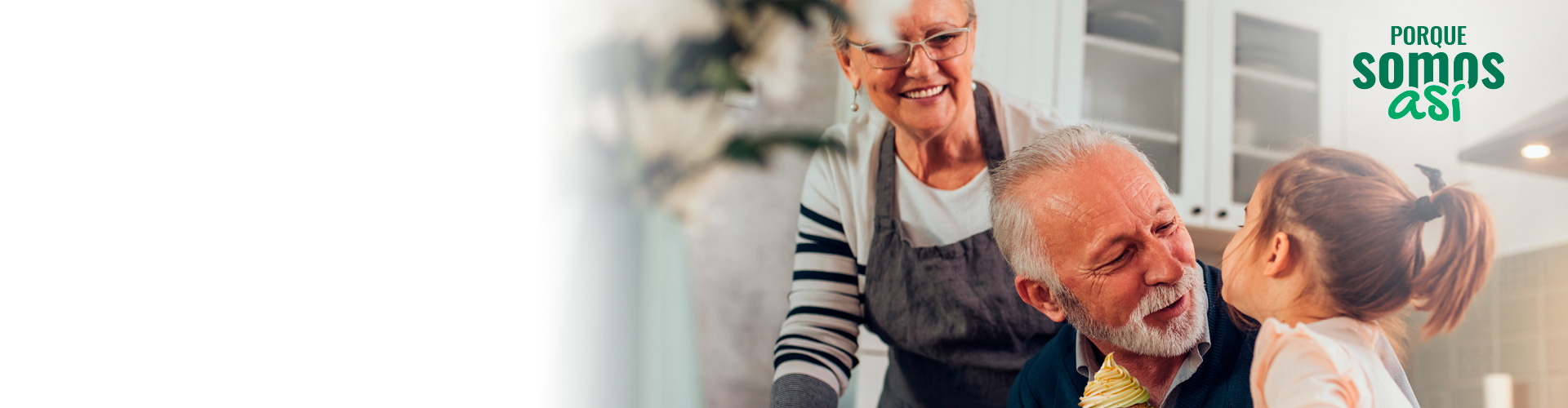 Programa Porque Somos Así Pensión - Abuelos me edad avanzada en la cocina de su casa con su nieta cocinando galletas y sonriendo