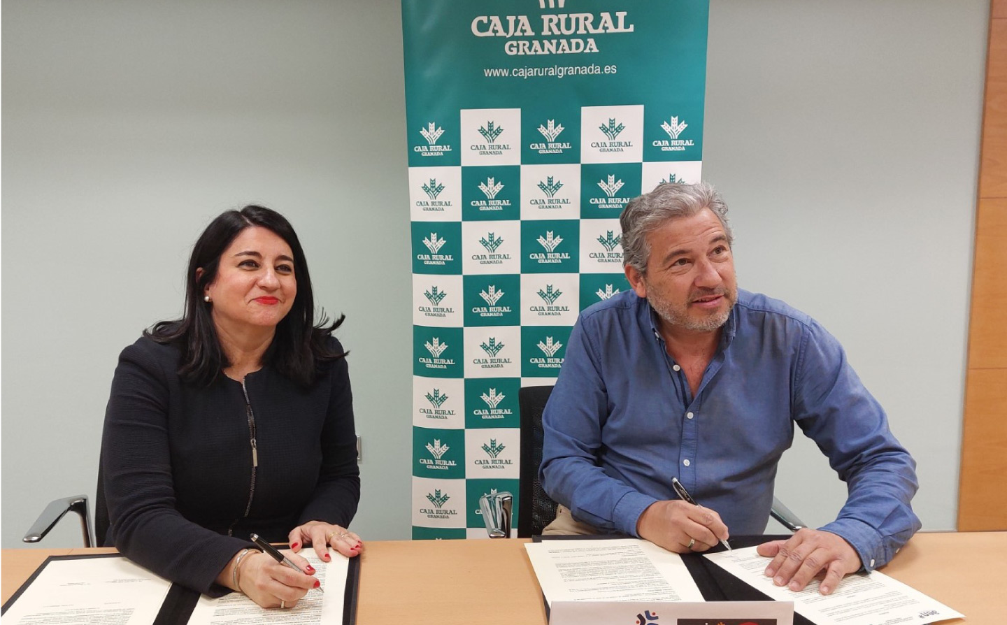 La Directora de Zona Sur de Caja Rural Granada, Marina González y el Presidente de la Asociación, Juan Carlos Pinilla.