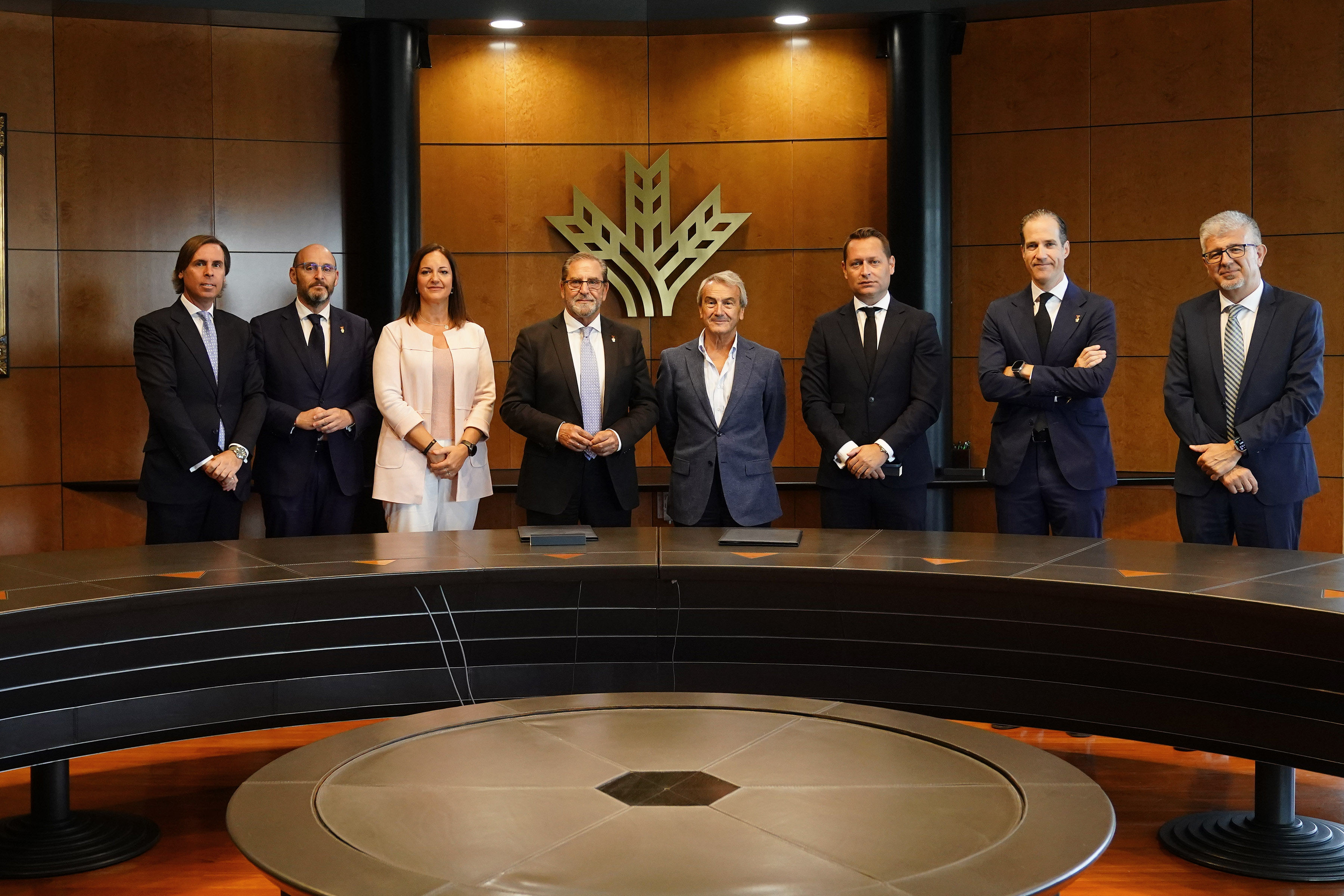 Participantes en el acto de rúbrica del convenio de colaboración