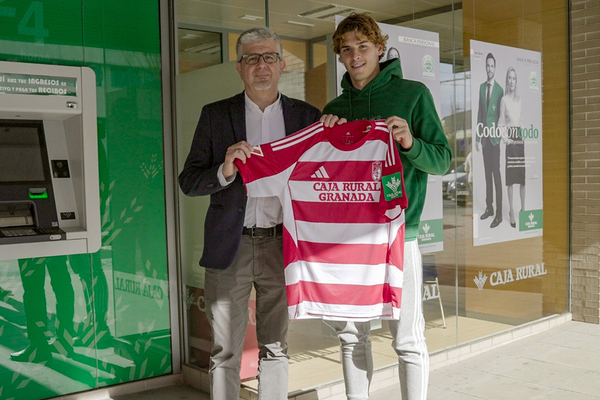 El Director de Negocio José Aurelio Hernández y Jorge Pascual con la nueva camiseta del Granada CF