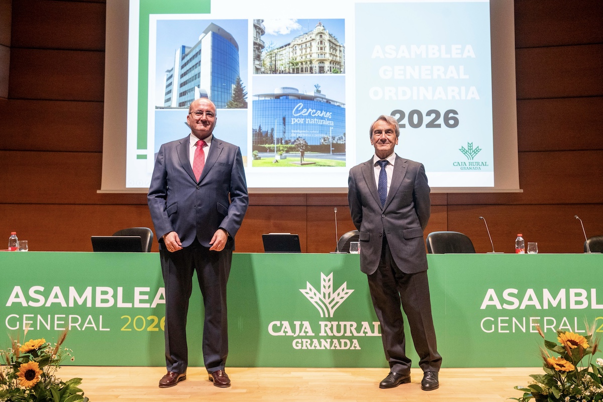 El Director General de Caja Rural Granada, Antonio Serrano y el Presidente, Antonio León, en los minutos previos al comienzo de la Asamblea 2026