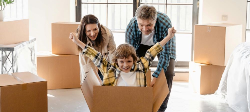 padres jugando con su hijo