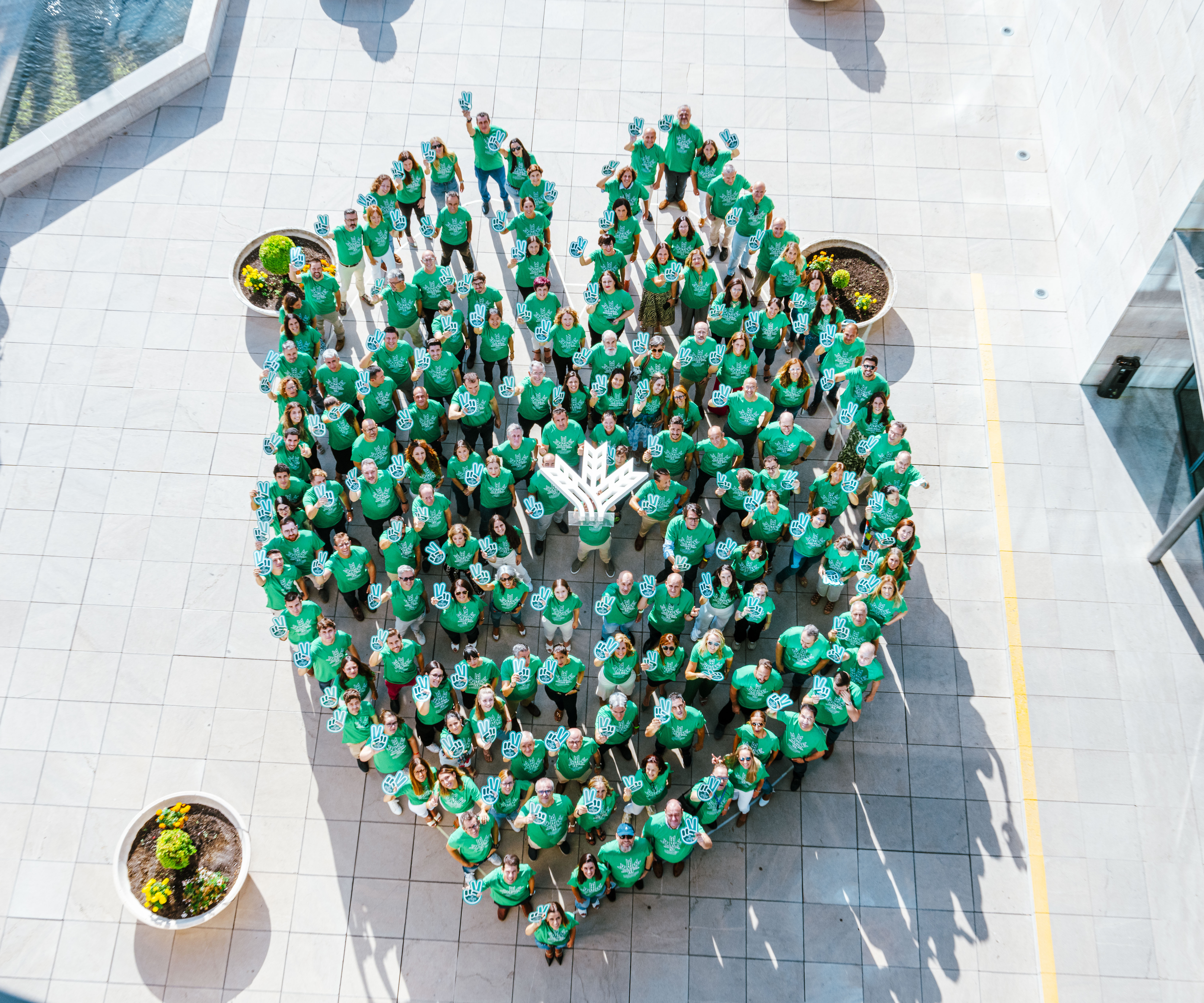 Los trabajadores de CRG forman un corazón para celebrar el Día Solidario 2023