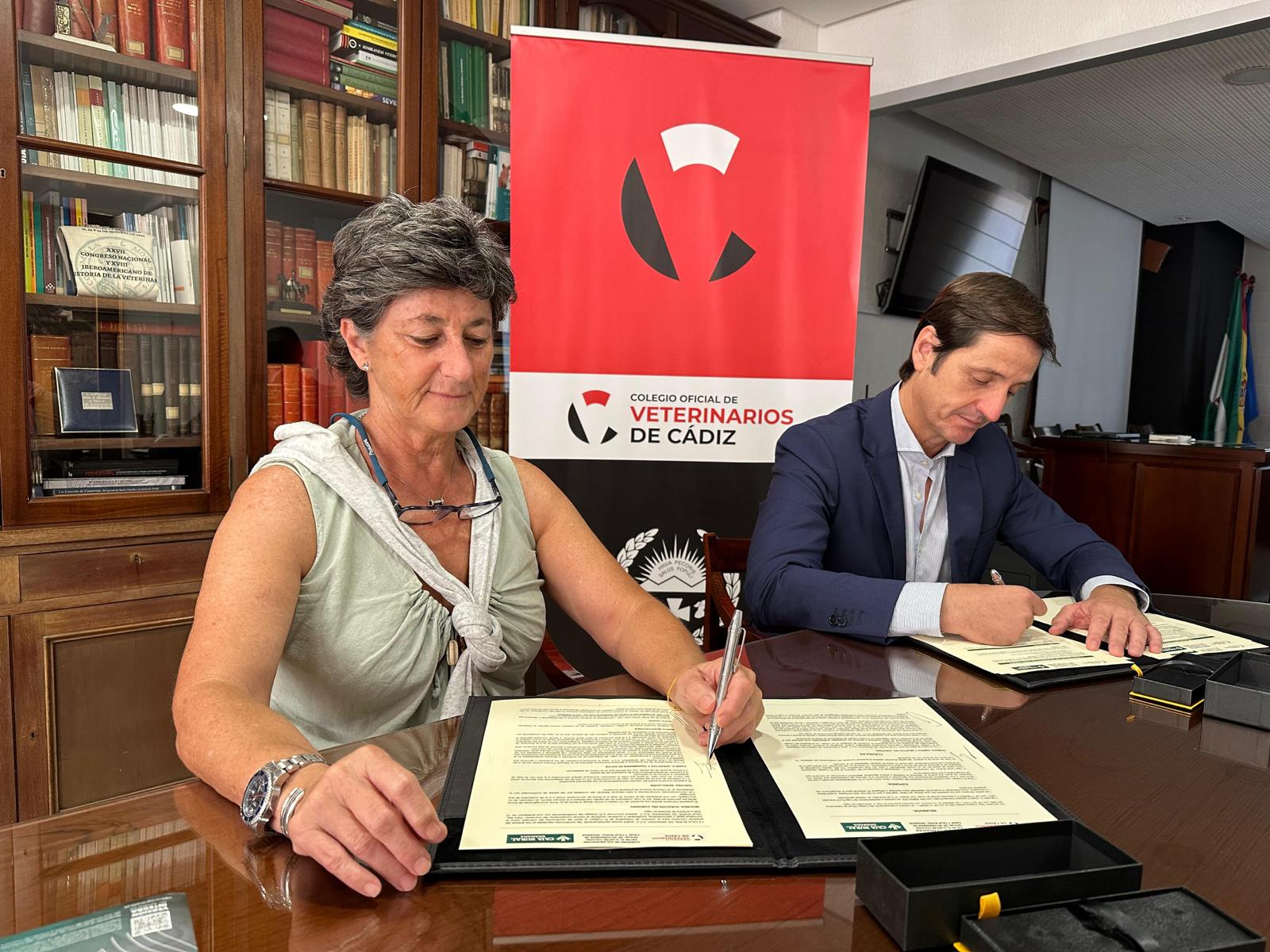 La presidenta del Colegio Oficial de Veterinarios de Cádiz, Cristina Velasco y el Director de Zona, Victor Herrero durante la firma.