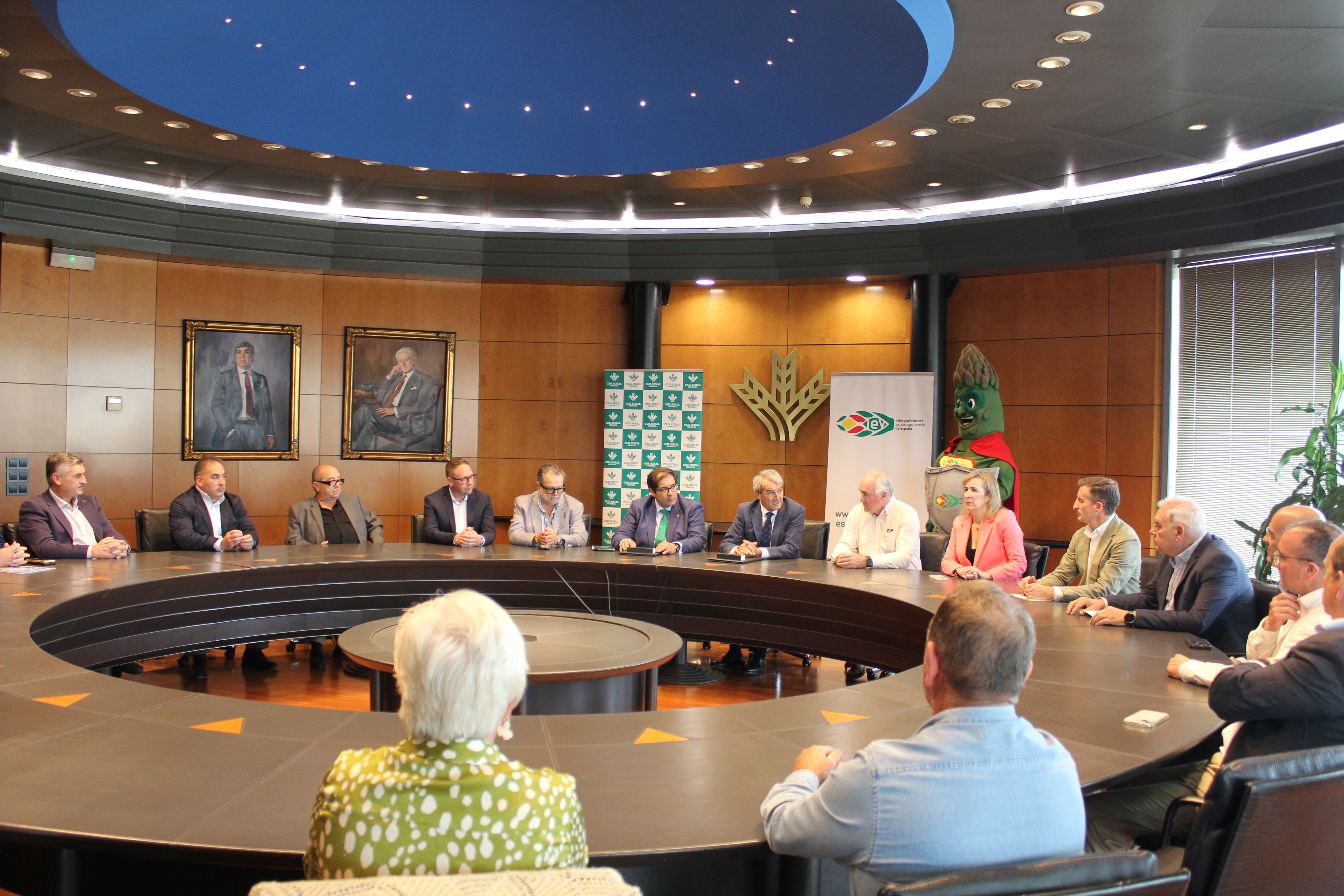 El acto de firma contó con una amplia representación de cooperativas pertenecientes a la Interprofesional del Espárrago.