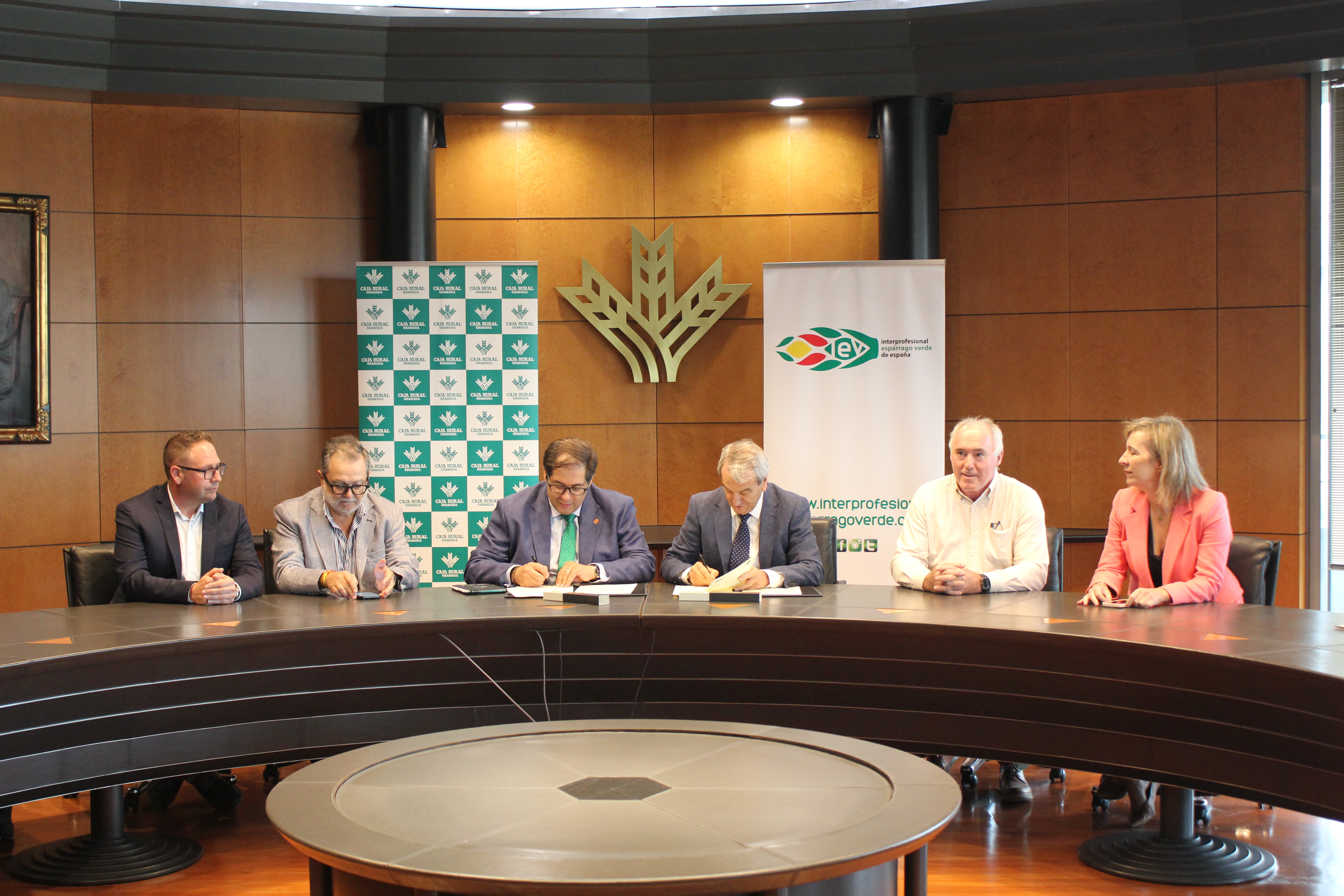 La firma tuvo lugar en los Servicios Centrales de Caja Rural Granada.