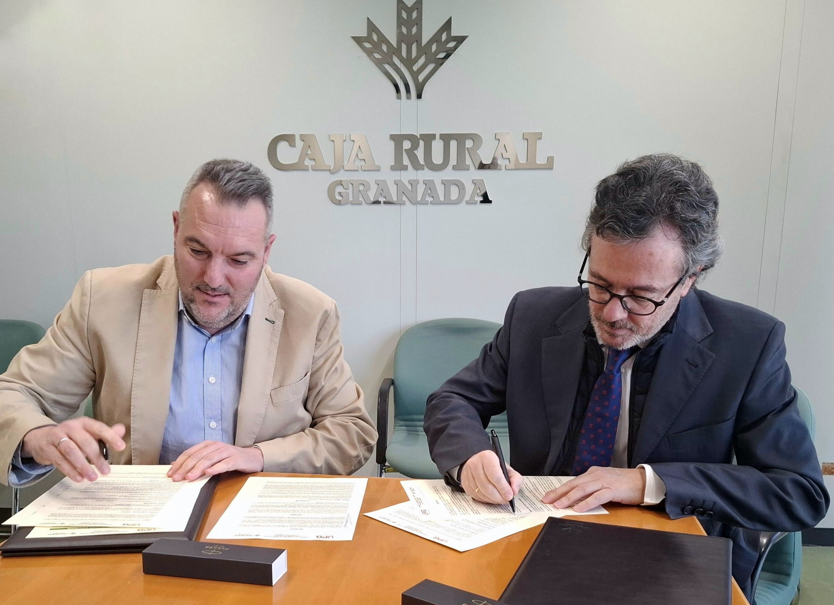 Miguel Cobos y Javier García-Valdecasas Alex durante la firma celebrada en Servicios Centrales de Caja Rural Granada