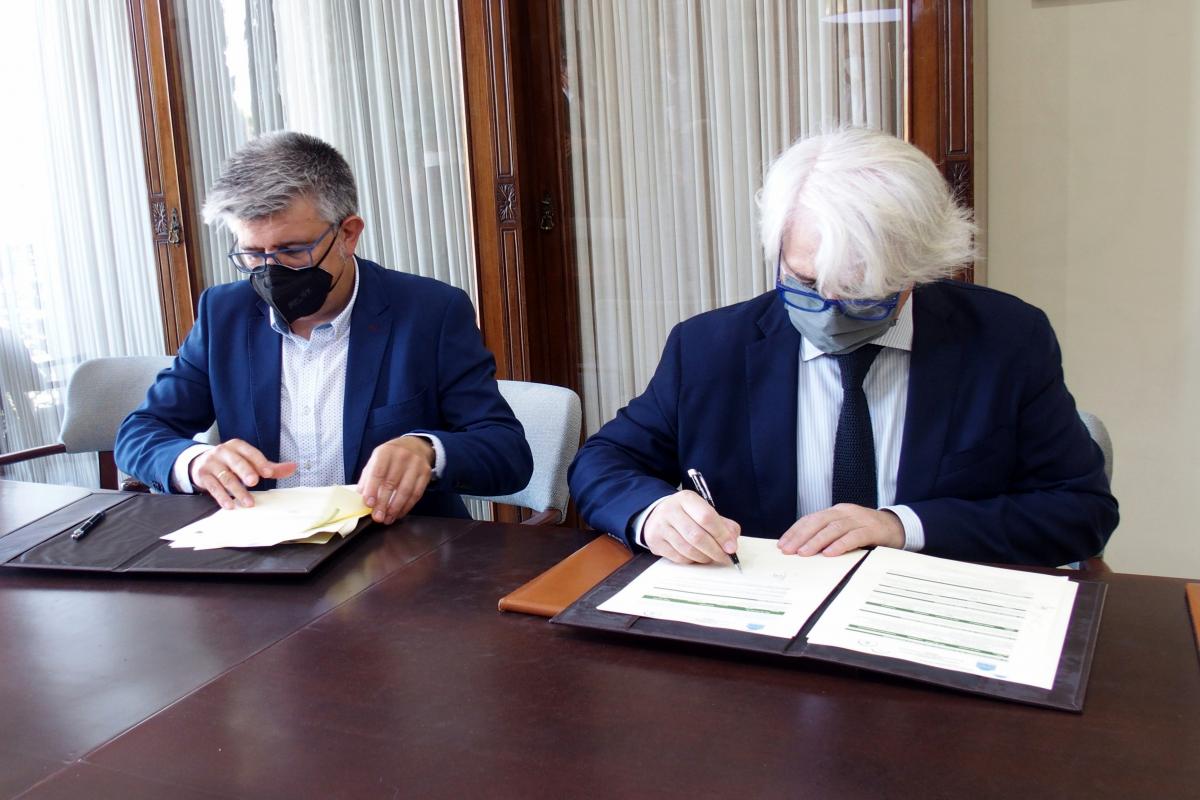 Abogados firmando convenio Caja Rural