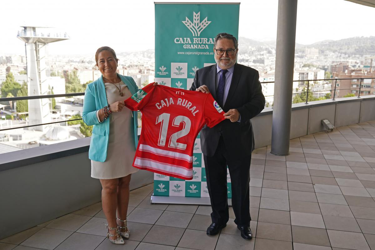 Directora General del Granada Club de Fútbol, Patricia Rodríguez, y el Director General de Caja Rural Granada, Jerónimo Luque