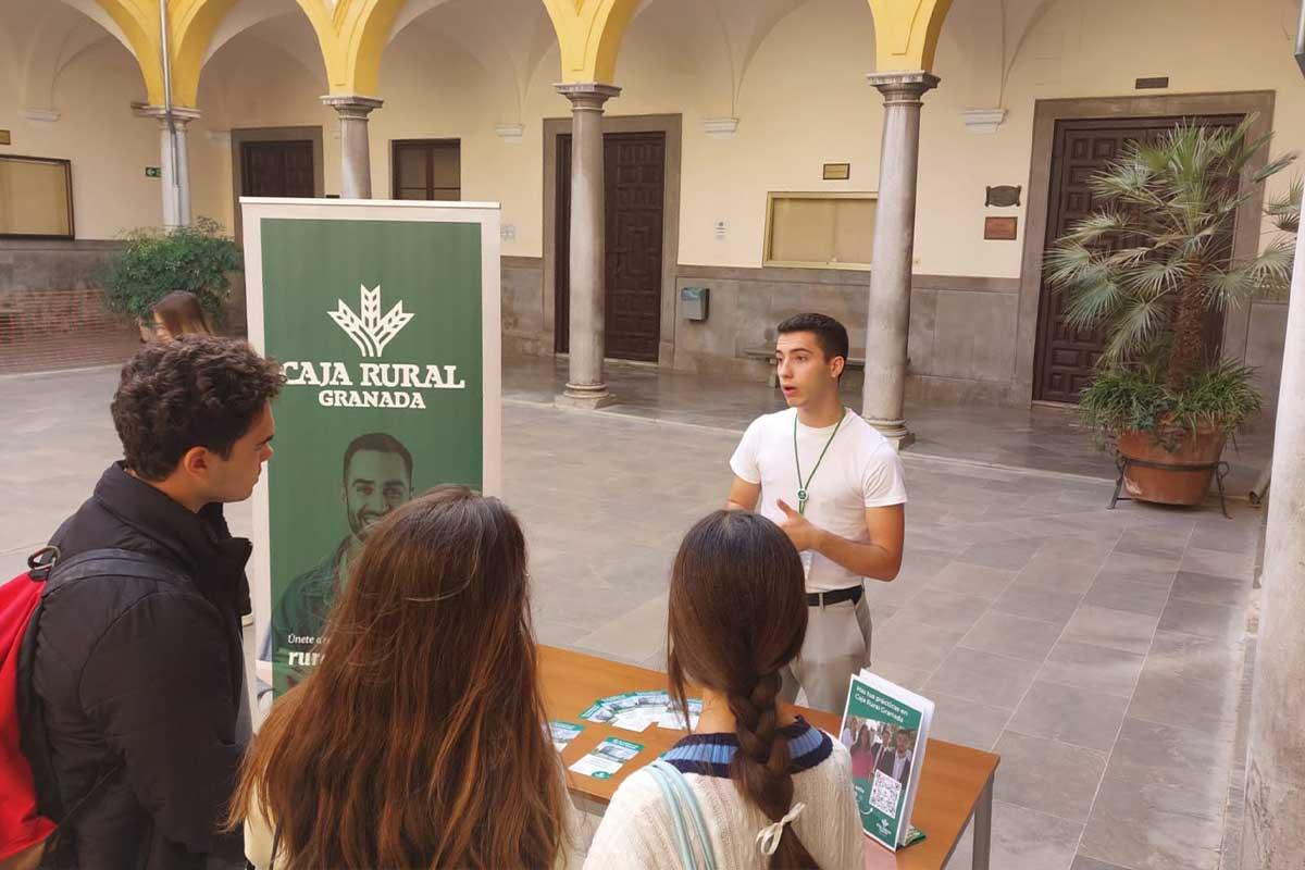 Alumno en practicas explicando