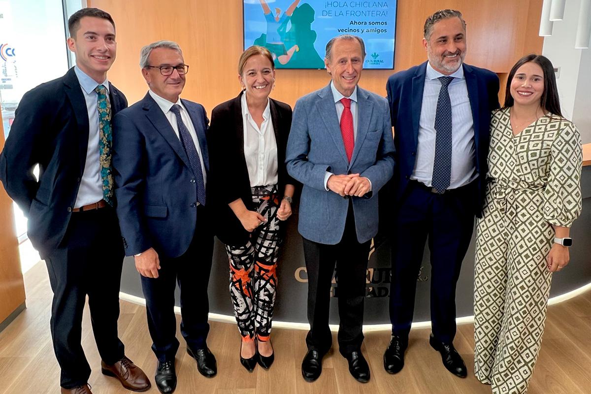 El Presidente de Caja Rural Granada, Antonio León, junto al alcalde del municipio, José María Román, la concejal Ana González Bueno y el equipo de la sucursal.