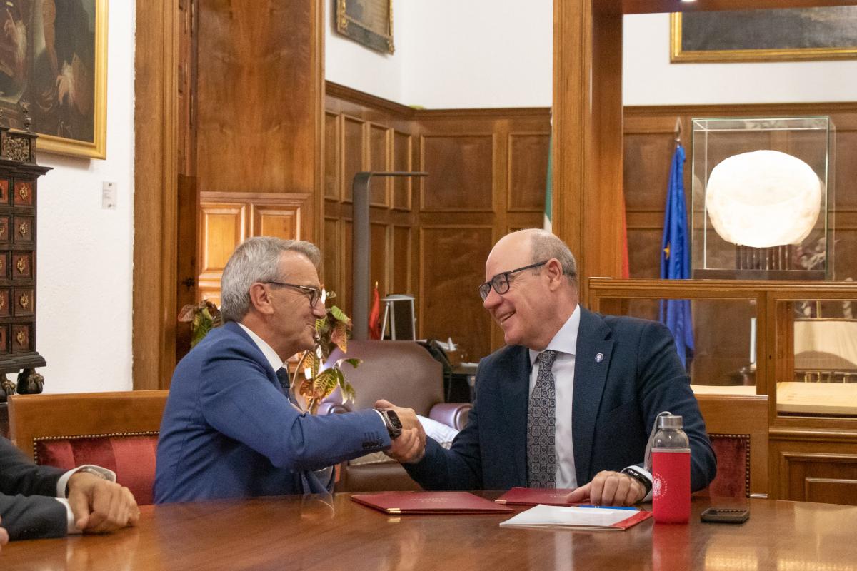 El Presidente de la entidad financiera, Antonio León y el Rector de la UGR, Pedro Mercado mantienen un encuentro en el Rectorado, con sede en el Hospital Real.