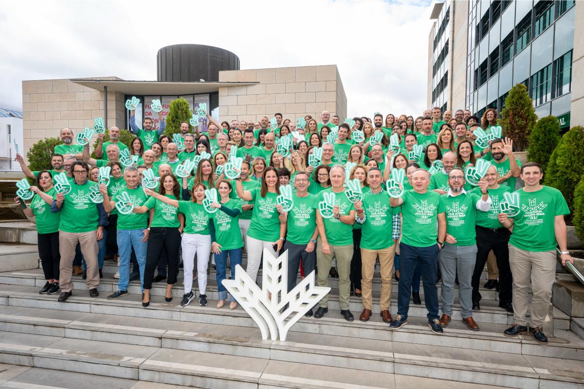 Desde primera hora de la mañana, tanto los compañeros de Servicios Centrales, como de las oficinas ubicadas en las provincias de Granada, Málaga, Almería, Cádiz, Murcia y Madrid han vestido una colorida camiseta verde dentro de esta iniciativa por la que cada año se destina el 20% de las pólizas de seguros vendidas a un fin solidario.