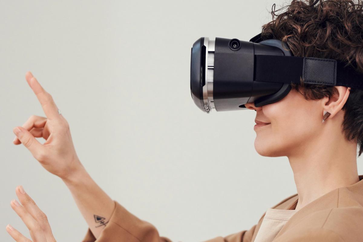 Mark Zuckerberg predice el fin de los smartphones. Descubre las nuevas tendencias de comunicación y el futuro de los dispositivos inteligentes
