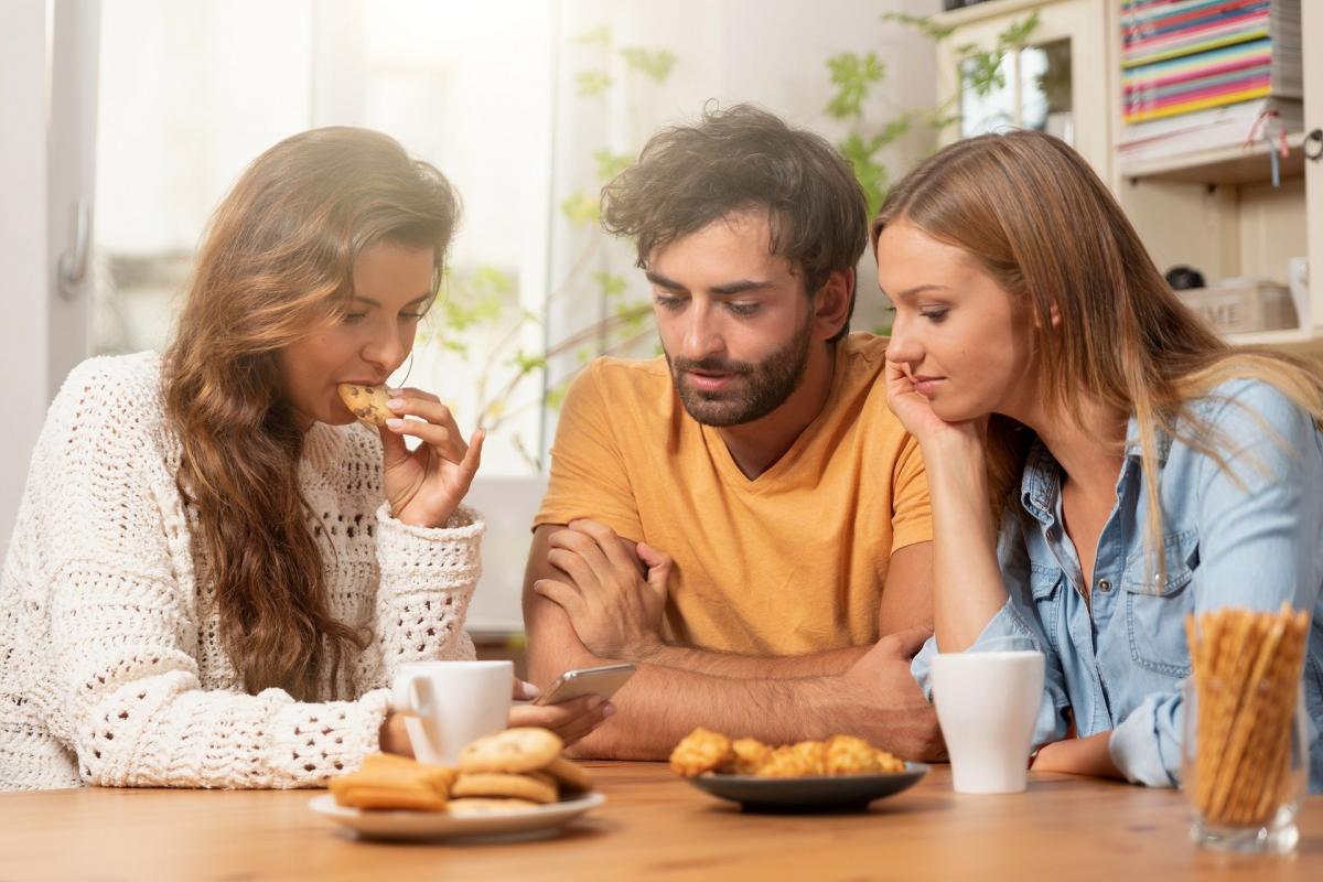 Amigos reunidos hablando