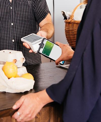 Ventajas TPV Tarifa plana dinámica - mujer pagando con el movil en tpv de caja rural granada