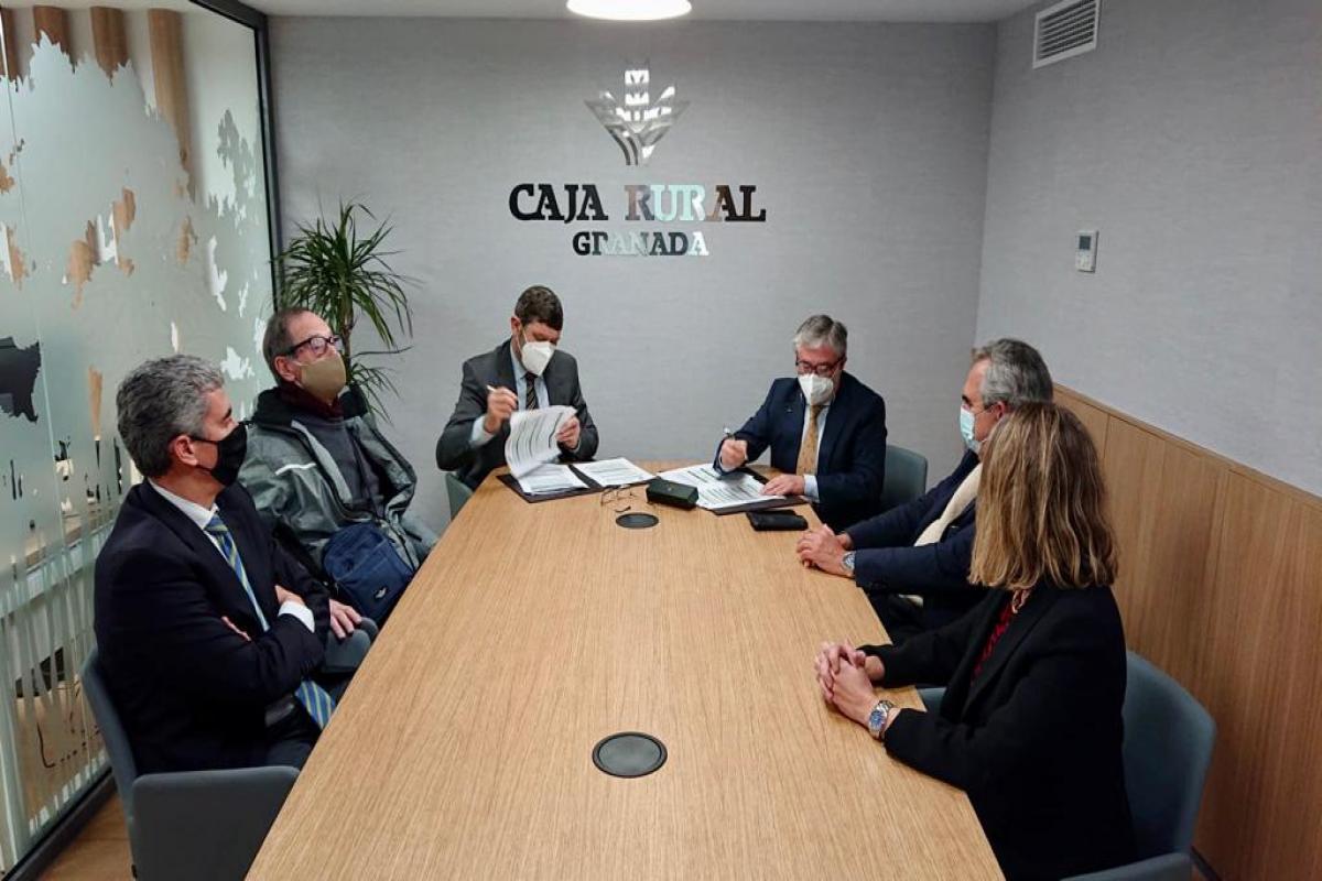 Firmando el convenio con el Colegio Oficial de Agentes Comerciales de Jerez