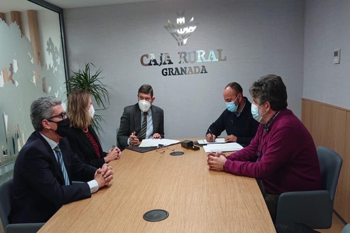 Firmando el convenio con el sector del Taxi de Jerez