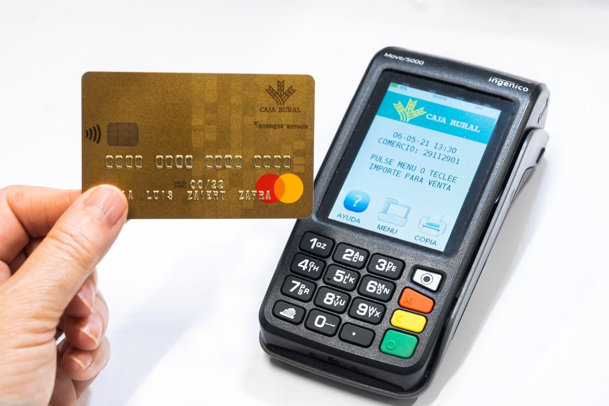 El uso de tarjetas de crédito y débito facilita los pagos a las empresas y ayuda a controlar sus gastos