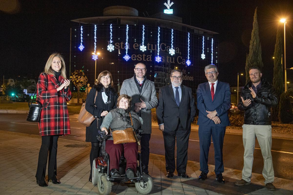 Caja Rural Granada inaugura su iluminación navideña y el tradicional belén con una donación especial a FEGRADI