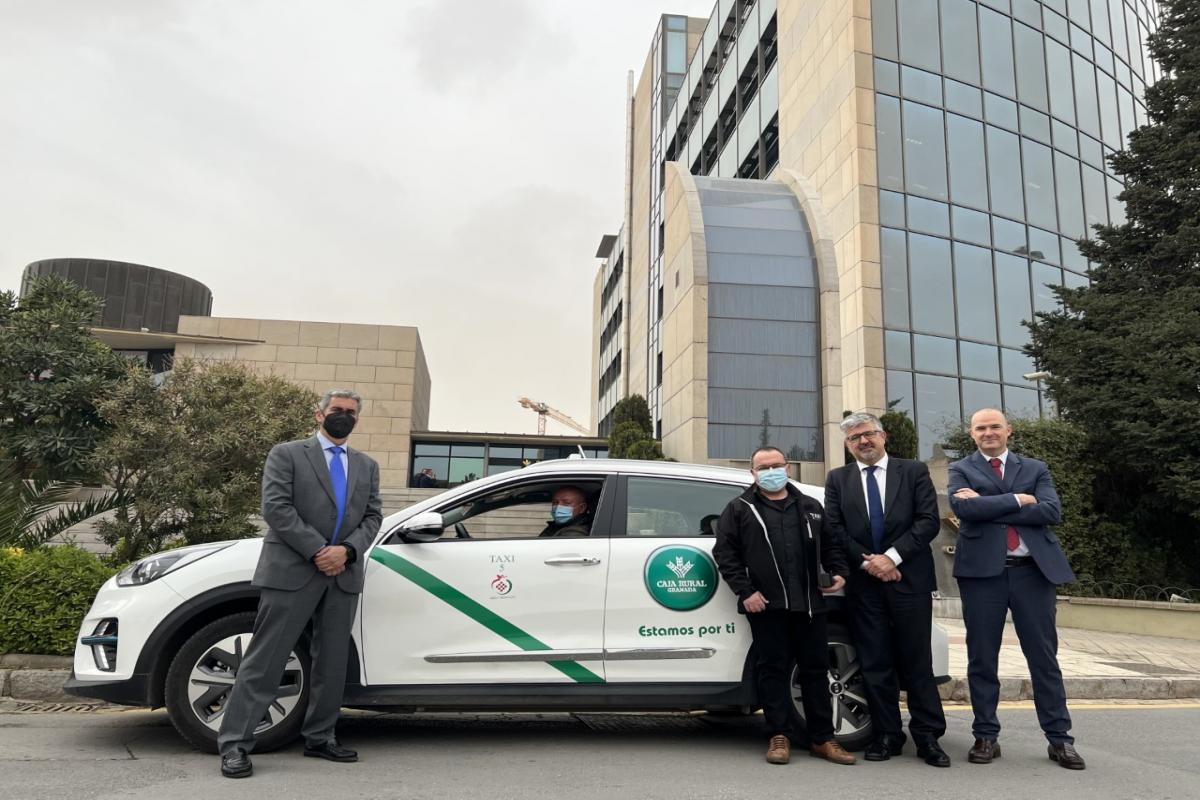 Caja Rural Granada sigue apostando por los taxis de Granada para lucir su imagen en las calles de la ciudad