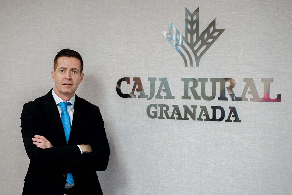 Antonio Cazorla posa junto al logo de Caja Rural Granada