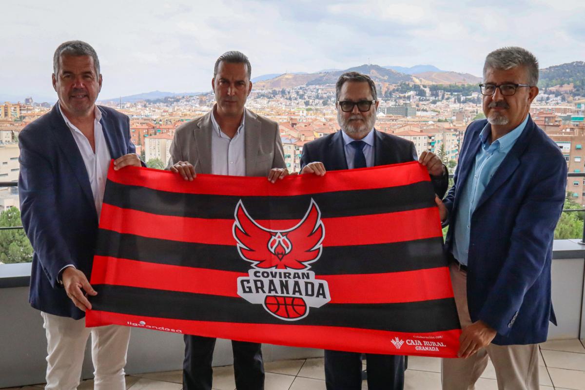 Los asistentes al acto posan con la bandera del club