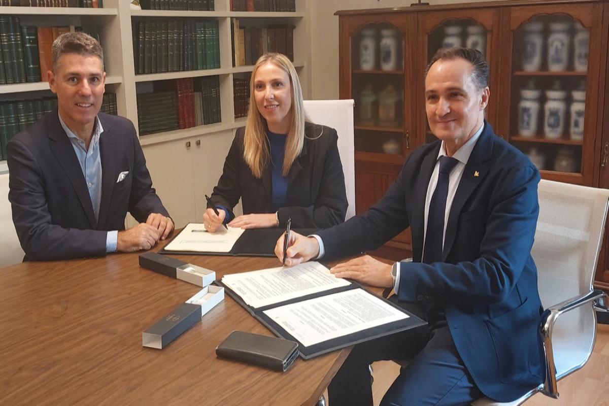 La firma del convenio se ha realizado en el Colegio de Farmacéuticos de Almería