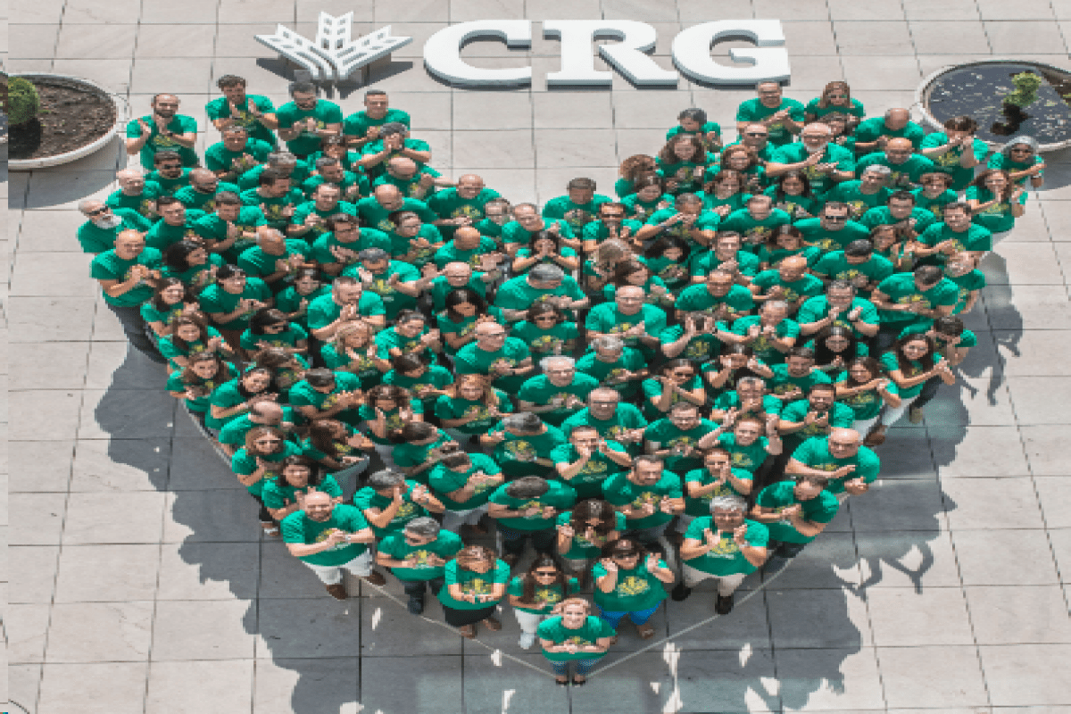 Empleados de Caja Rural de Granada formando un corazón
