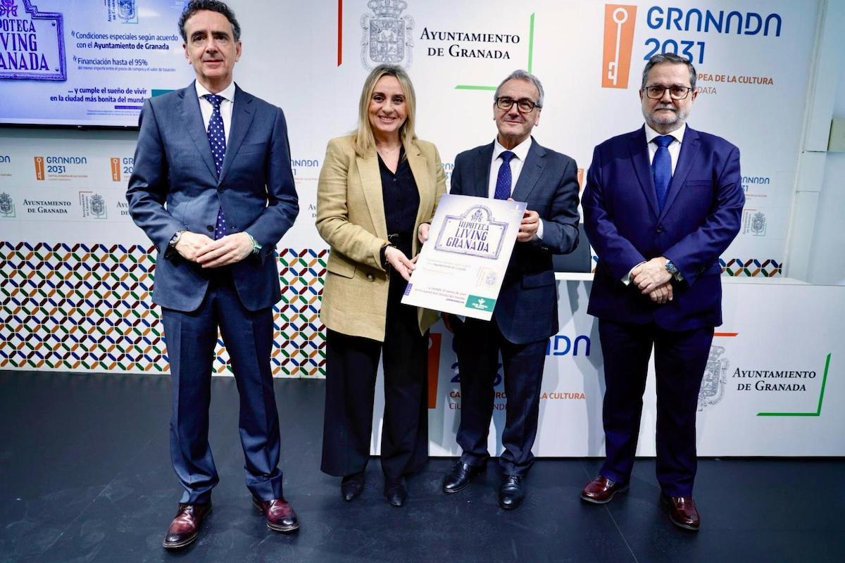Representantes de CRG y el Ayuntamiento posan