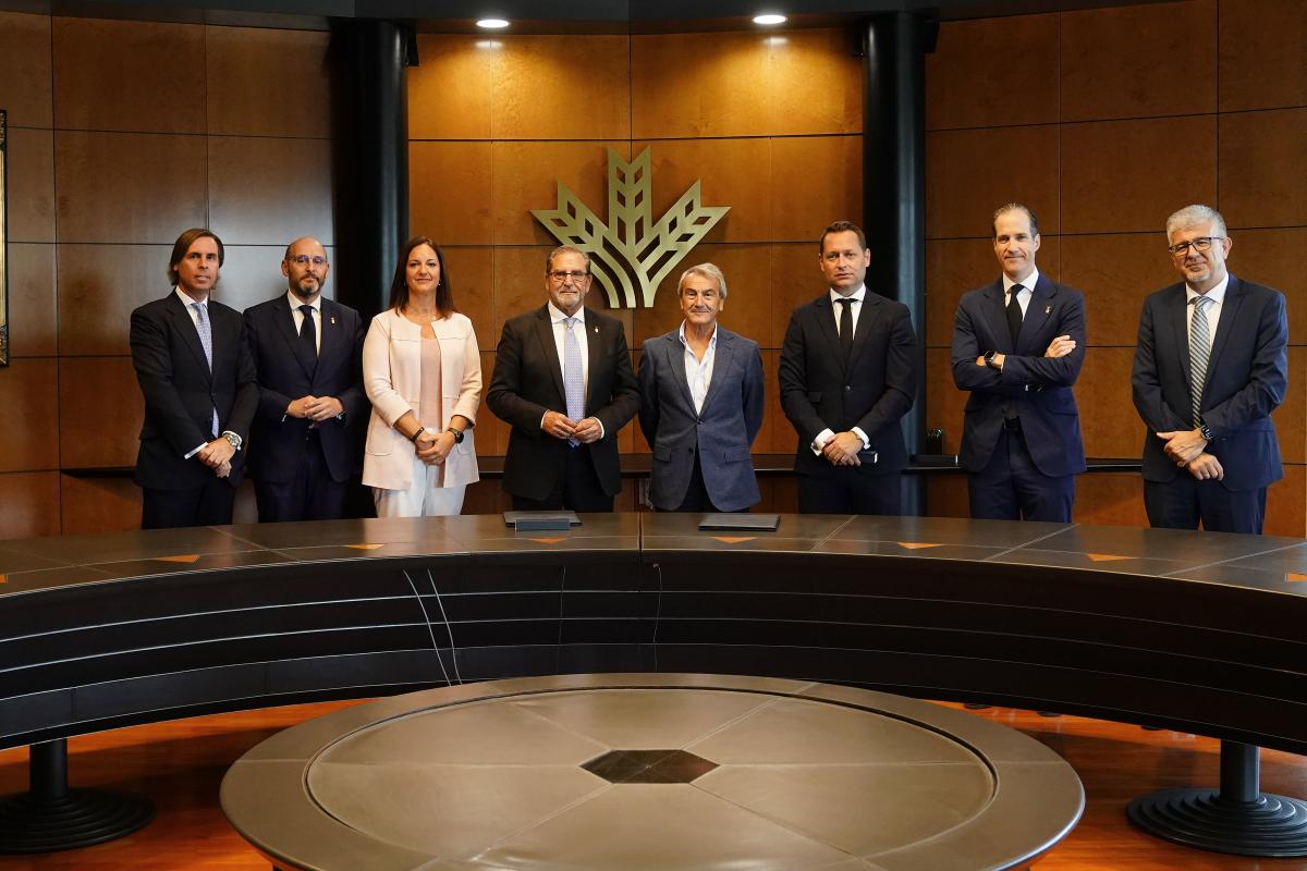 Participantes en el acto de rúbrica del convenio de colaboración