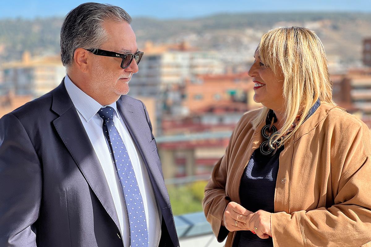El Director General de Caja Rural Granada, Jerónimo Luque y la Alcaldesa de Las Gabias, Meri Sábada