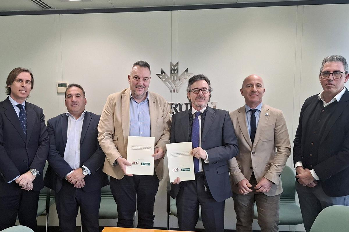 Fotografía de grupo tras la firma del acuerdo