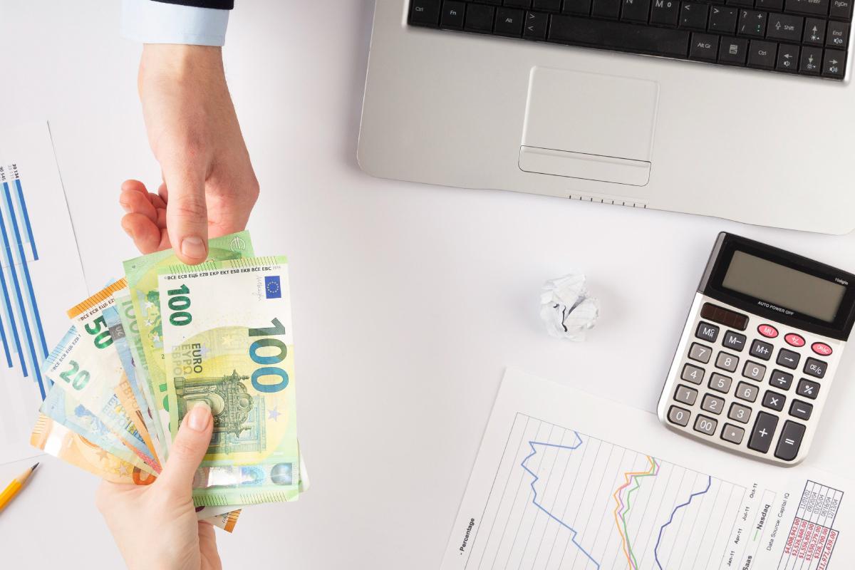 Comprar divisas o fijar el cambio: cómo tomar la mejor decisión