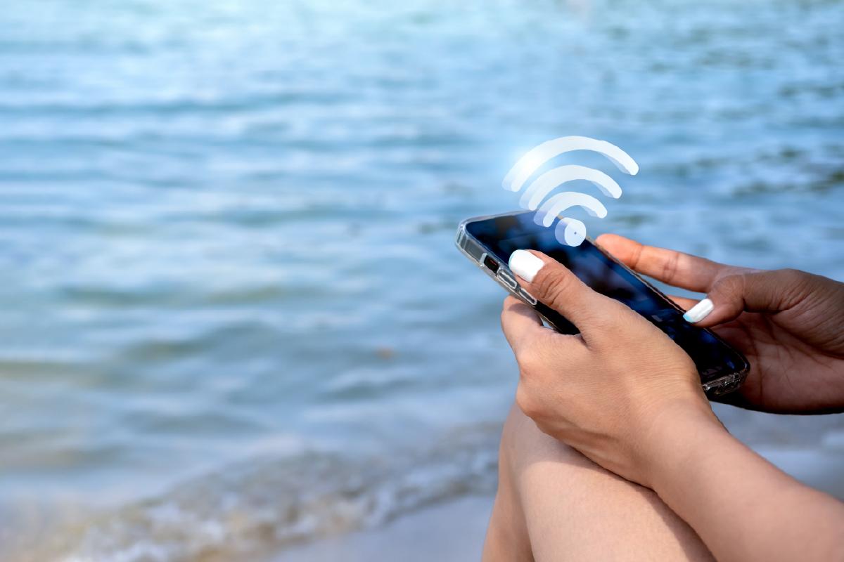 Wifi público y banca móvil: cómo operar con seguridad en vacaciones
