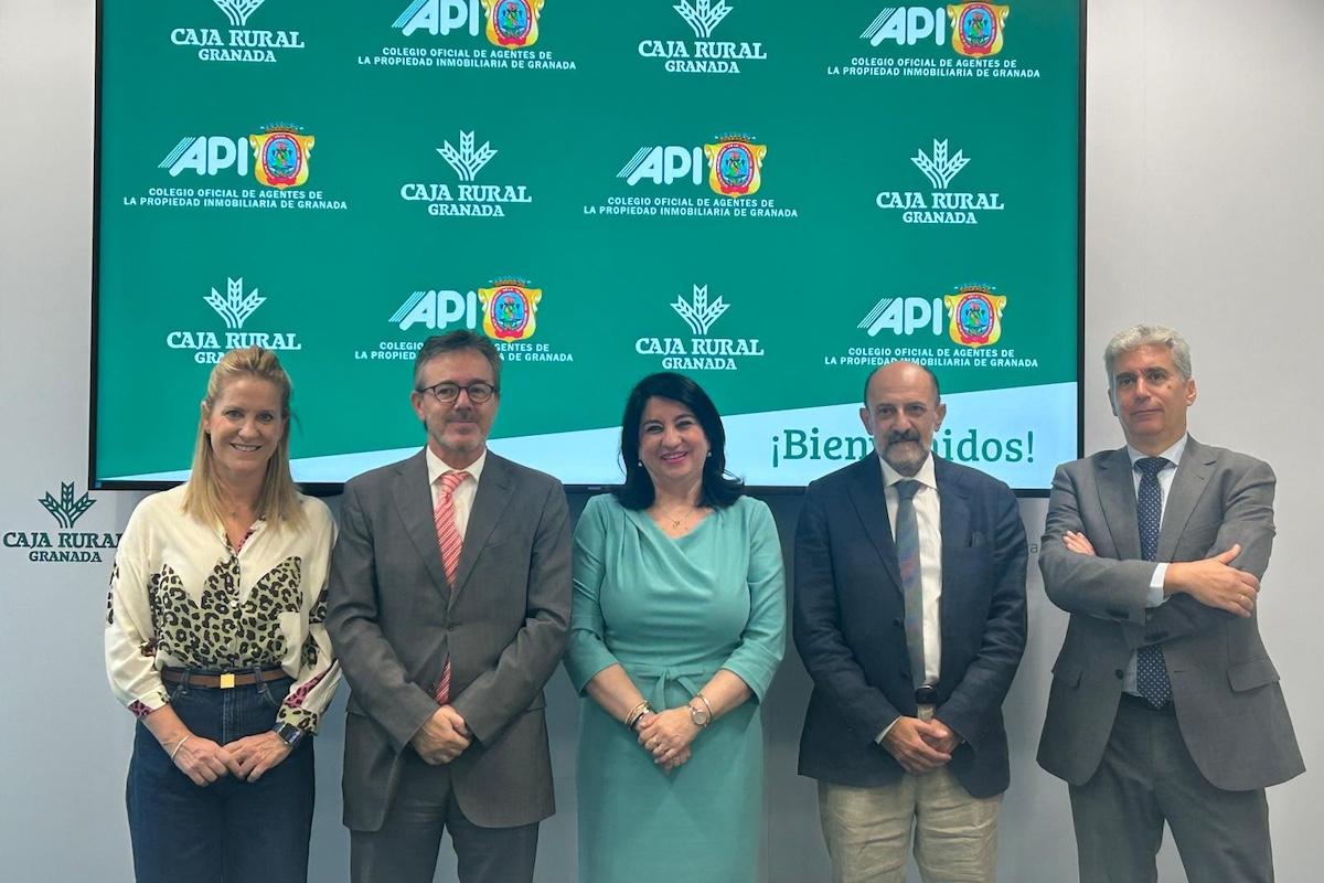 Representantes de Caja Rural Granada y del Colegio Oficial de Agentes de la Propiedad Inmobiliaria de Granada posan tras la firma del convenio en la sede de la entidad