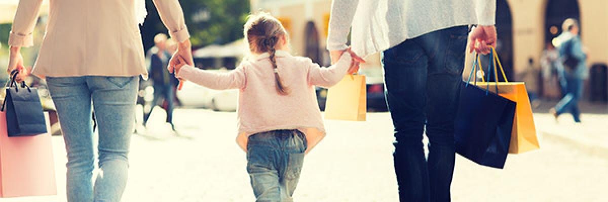 Cuenta en Marcha - Familia de compras en la ciudad con su hija Cuenta en Marcha - Familia de compras en la ciudad con su hija