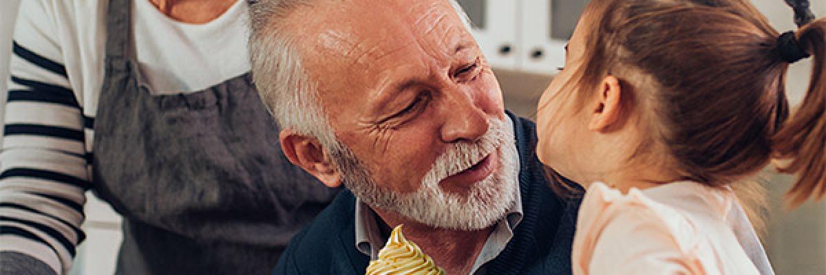 Programa Porque Somos Así Pensionista - Abuelos me edd avanzada en la cocina de su casa con su nieta cocinando galletas y sonriendo Programa Porque Somos Así Pensionista - Abuelos me edd avanzada en la cocina de su casa con su nieta cocinando galletas y sonriendo