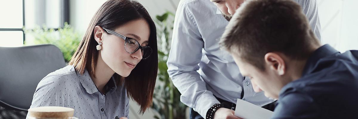 Jóvenes empresarios reunidos trabajando - Póliza Multiproducto Jóvenes empresarios reunidos trabajando - Póliza Multiproducto