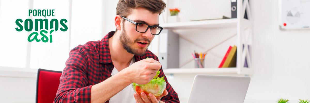 Soy Trabajador/@ - hombre comiendo delante de un ordenador