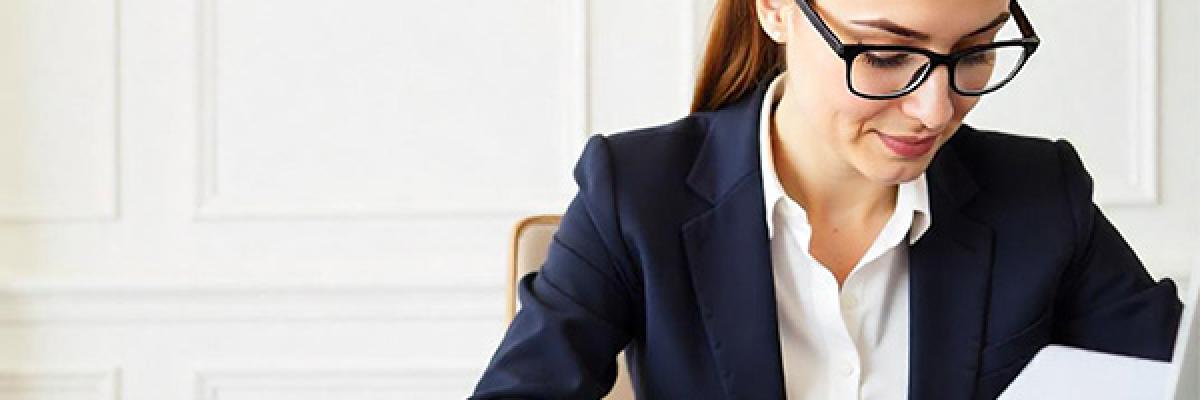 Cuenta a la vista - mujer mirando ordenador