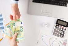 Comprar divisas o fijar el cambio: cómo tomar la mejor decisión