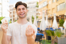 Qué hacer con tu primer sueldo de verano para no vivir en modo saldo bajo
