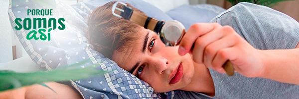 Porque somos Así Jóvenes - Joven tumbado en la cama en su casa recién levantado mirando la hora en su reloj