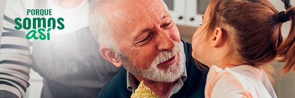 Programa Porque Somos Así Pensionista - Abuelos me edad avanzada en la cocina de su casa con su nieta cocinando galletas y sonriendo