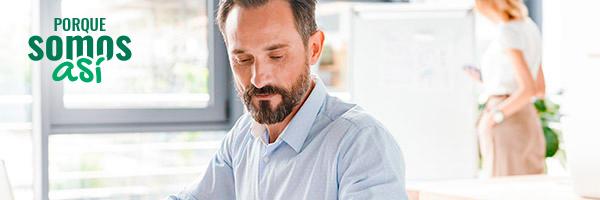 Programa Te lo Mereces Nómina - Un hombre de negocios trabajando con su portátil